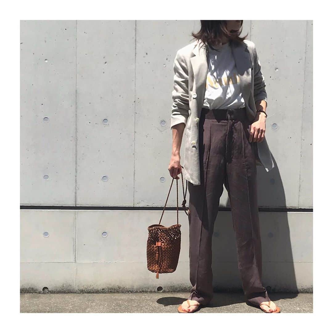 上村若菜のインスタグラム：「. 春前に買ったリネンジャケット全然着れなかったなぁ… もう夏みたい🌻 . ジャケット…#yleve ロゴT…#ritajeanstokyo  パンツ…#theshinzone  バッグ…#dragon サンダル…#tkees . #wakameswardrobe #リネンジャケット #入園式ではかろうじて着れた #このあとJK脱いでキャップかぶって公園へ」