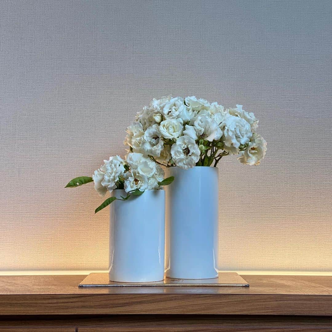西口理恵子さんのインスタグラム写真 - (西口理恵子Instagram)「. お庭に咲いた、薔薇。 毎年楽しみ😍 . . 早速玄関へ❣️ . . 花瓶は、大小で並べると、空間が落ち着きます😊 . . #薔薇 #サマースノー #ガーデン」5月17日 13時22分 - rieko_nishiguchi