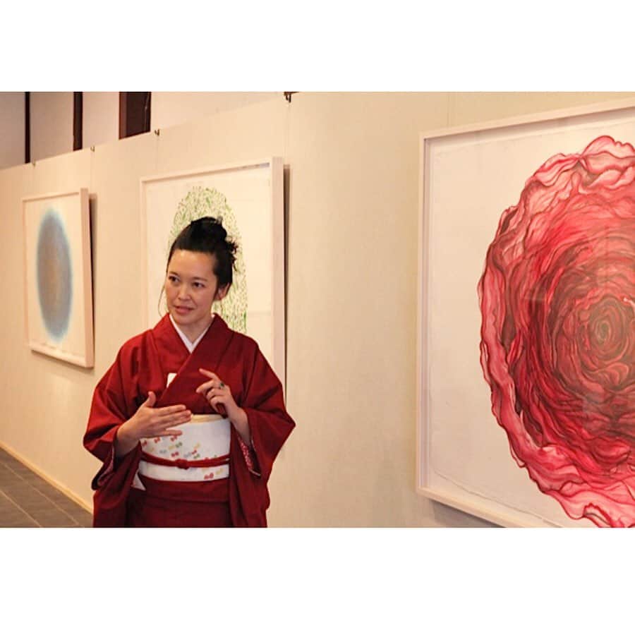 のインスタグラム：「最終日はわたしです。 Thu 5/21 3pm EST  With THIS TWO 💃🏻🙌🏽😍💃🏻 Yng-Ru Chen 🌺 @praise.shadows.art  Sara Raza@🦋 @punkorientalism ・ I look forward to exchanging our Spirituality, Humanity, Ancestry and Earth through Art Practice deeeeeeep and beyond.  Would you like to join ? #RSVP  to profile 🗝 #OnlineSTUDIOVisit  #ArtistTalk ・ DIASPORA / ASIA: ART ROUNDTABLE  Artist Yuri Shimojo and Curator Sara Raza with Yng-Ru Chen  #praiseshadowsfineart ・ In this intimate studio visit session, artist Yuri Shimojo speaks about her painting practice with curator Sara Raza. Despite differences in their ancestral roots -- Japan and Iran, respectively -- the two have found common ground in universal spiritualism. Following an in-person studio visit in early March, where the two women began a lively conversation, this online studio visit is a deeper probe into areas such as Tantric, Shaker, and Islamic art history, grief, love, and managing a sense of identity as a global citizen. ・ Yuri Shimojo (Born Tokyo, 1966) has always used painting to express the interconnected emotions of joy and pain. With minimal formal training in fine art, her style is grounded in the practice of Japanese traditional theater, years spent with indigenous cultures around the world, leading to the study of universal shamanism. Now settled in New York's East Village, she has exhibited in New York, San Francisco, Japan, and is in private collections around the world. 📸 🐉@greatthekabukicho ・  Sara Raza (Born London, 1979) is an award-winning curator and writer, and formerly the Guggenheim UBS MAP Curator for the Middle East and North Africa. Her art and visual cultures studio Punk Orientalism focuses on global art, publishing and public programs exploring ideas around non-conformity and resistance that are analogous to “Punk” movements, coupled with a fresh analysis into the symptoms of orientalism, largely from a Post-Soviet lens. ・ というわけで、最強キューレーター Sara Raza と自身の作品を介し精神性、人間、アジア、地球、古代、宇宙、などの話しをしたいと思います。NYのわたしのスタジオにZoomご招待。どなたでも大歓迎(無料) です。興味がありましたら是非ご参加ください。あ、日本は5/22(金) 朝の4時ですが… 🐓 📸　#グレートザ歌舞伎町  #YuriShimojo #下條ユリ #JapaneseInNewYork  #AsianPacificAmericanHeritageMonth 💎5月は#アジア太平洋諸島系米国人文化遺産継承月間」