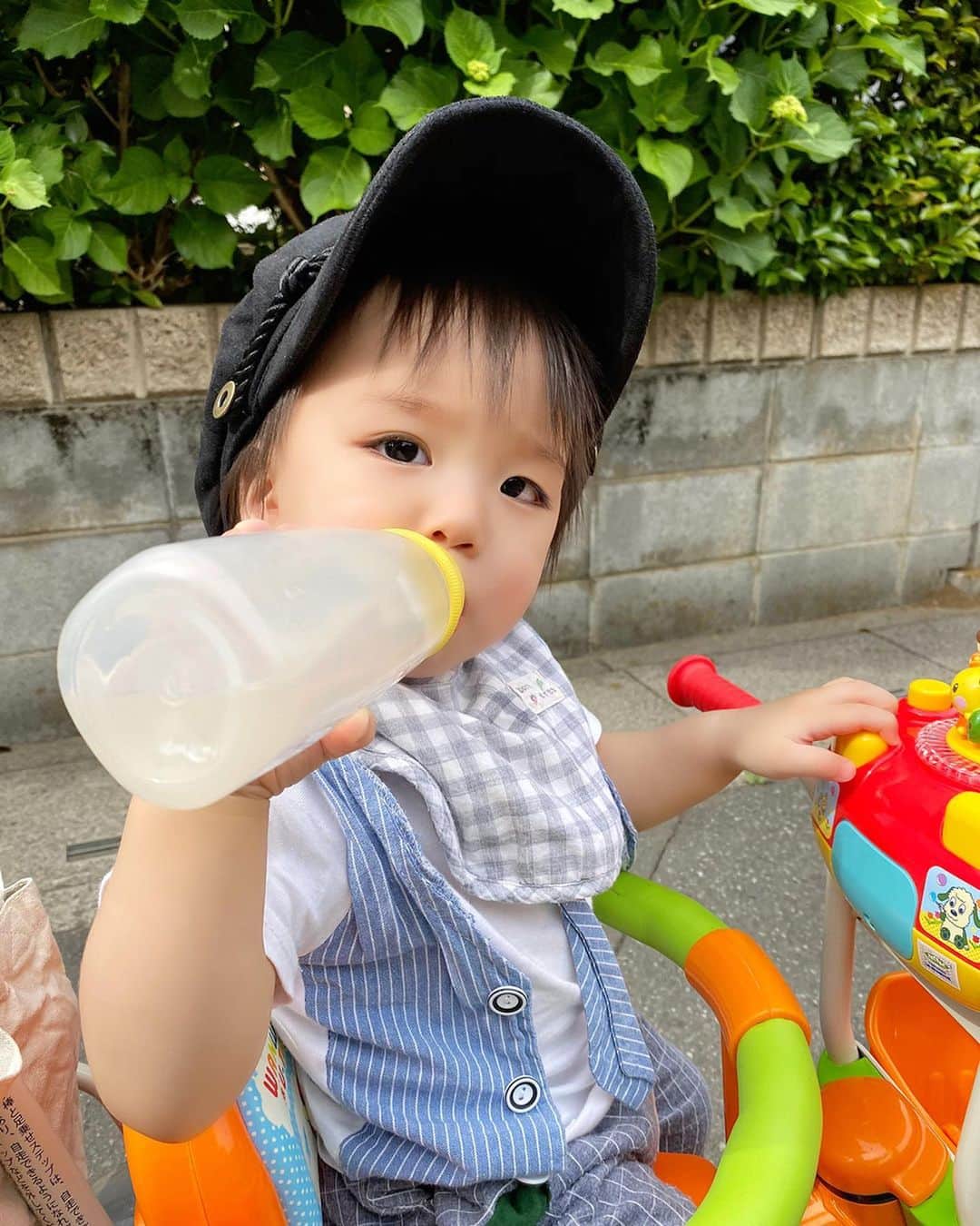 Momoeのインスタグラム：「暑かったのに帽子かぶらず出てきちゃって 急遽ママの帽子を👒笑 似合ってるぞ😂❤️ . . #happy #家事 #育児 #family #家族 #boy #smile #男の子 #息子 #code #love #lucky #kids #子供 #thankyou #宝物 #ベビー #fashion #follow #boy #パパ #ママ #家族写真 #男の子ママ #赤ちゃん写真 #photo #子育て #1歳 #flower」