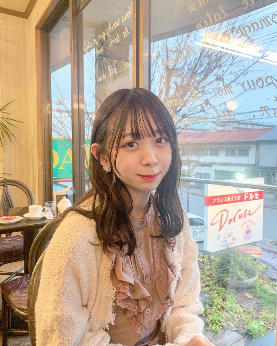 松田美里さんのインスタグラム写真 - (松田美里Instagram)「地元にある世界一だいすきなケーキ屋さん の、お気に入りだった席で🥛  ここで働くママがこのバルコニーでお花に水やりしとるのをよく見てケーキ食べとったエモ🍰流石にないた🍰」5月17日 13時35分 - miri_matsuda