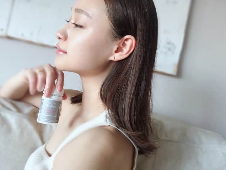 のインスタグラム：「少し髪が伸びました✨ 紫外線も強くなってきたし、 美髪のために続けている ◾️エストロアムヘアー @estroam.hair ・ 私の髪質は、艶が出にくく パサつく、 年齢を重ねて、髪のケアの大切さを改めて感じています😌 ・ ツヤ、ハリ、コシ、白髪、AGAのための 「飲むヘアケア」 美髪に必要な栄養素 ◾️ビオチン 髪に構成するケラチンの合成に関わり白髪の改善にも。 髪に色を付ける色素細胞（メラノサイト）を活性化させる働きがあると言われている。 白髪予防に！ ・ ◾️ノコギリヤシエキス＋亜鉛 最近では、 髪への影響も注目されており、 ミレットエキスとの同時服用で 薄毛や抜け毛などの予防や改善に ◾️ミレットエキス キビの一種から抽出されたエキス。 ヨーロッパでは古くから飲む育毛剤として愛用されていたみたい。 ◾️ケラチン 髪の主成分となるケラチン。 18種類のアミノ酸からなるタンパク質のこと。 髪の90%以上を占める成分。 ◾️フィッシュコラーゲンで 毛乳頭を刺激することで、 ハリツヤのある美髪に。 ・ ・ #美髪 #エストロアムヘアー #亜鉛 #育髪 #美肌 #ヘアケア #サプリメント #サプリ #instagood #instabeauty #beauty #haircare #pr #love #estroamhair #셀스타그램 #셀피 #셀카 #일상 #데일리 #뷰티 #미용 #좋아요」