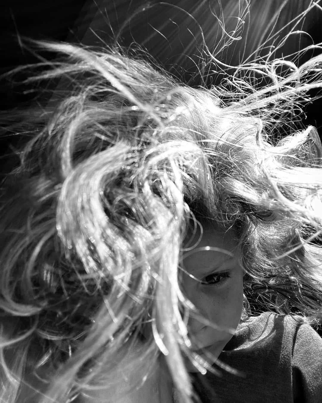 ダニエラ・ルーアのインスタグラム：「Self portrait by River. 📸 Auto retrato do River. . #creative #river #son #boy #blackandwhite #whenkidstakeyourphone #criativo #rapaz #filhote #pretoebranco #fotografia #photography」