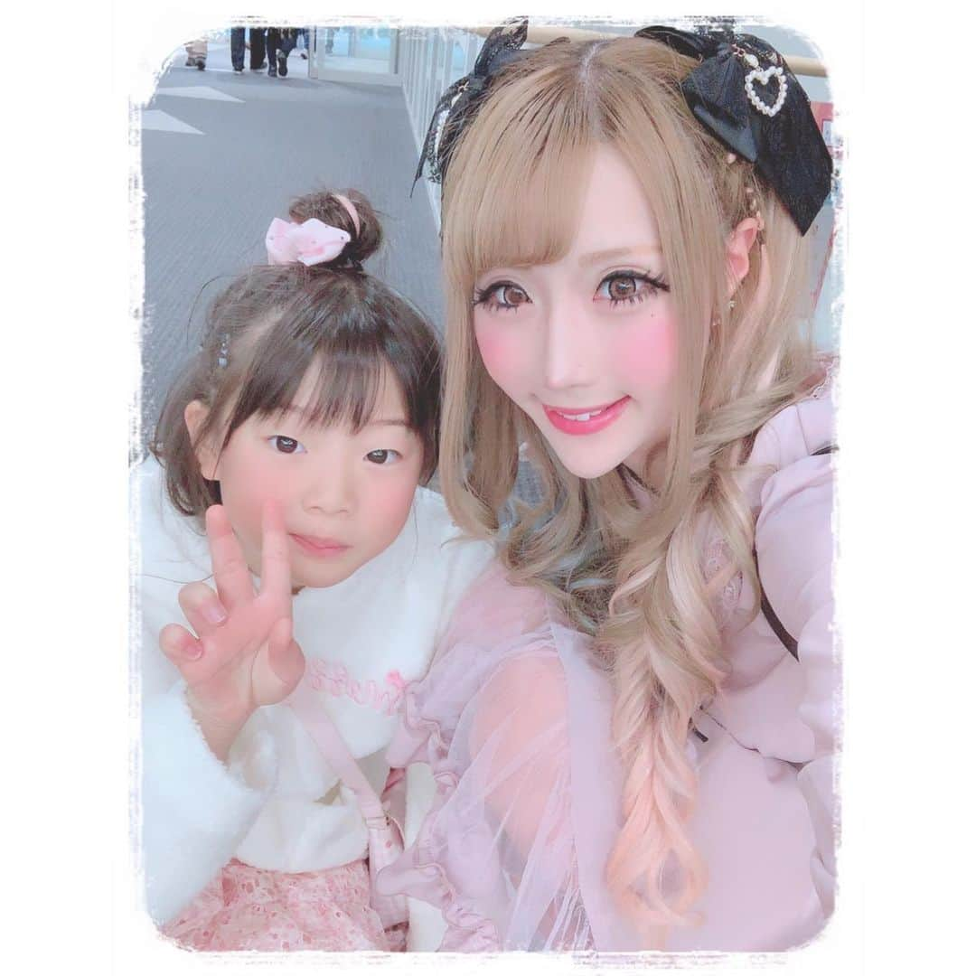 ちいめろさんのインスタグラム写真 - (ちいめろInstagram)「#家族 で#名古屋 の#ららぽーと ❤ #お買い物 しに行ったあ‪(*ˊ ˋ*)‬ #あきたん 、#まひめろ の頭の匂いかぐの…きm....🤣🤣🤣www  #ちいめろ #琉ちゃろ #ららぽーと名古屋みなとアクルス #お出かけ #仲良し #ウインドーショッピング #のはずが #ついつい #色々買っちゃう #現実 #時差グラム」5月17日 13時41分 - chiimelo74