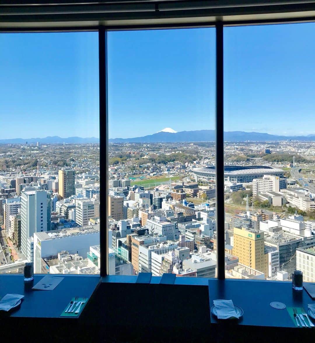 新横浜プリンスホテルのインスタグラム：「今日は天気がいいですね！ 晴れている日には、新横浜プリンスホテルのレストランや客室から富士山をご覧いただけます🗻☀️ . . . . . ＊＊＊＊＊＊＊＊＊＊＊＊＊＊＊＊＊＊＊＊＊＊＊＊＊ 新横浜プリンスホテルは5/31(日)まで臨時休業いたしております。また笑顔でみなさまをお迎えできることを、スタッフ一同心よりお待ち申しあげております。 ＊＊＊＊＊＊＊＊＊＊＊＊＊＊＊＊＊＊＊＊＊＊＊＊＊. . . . #新横浜プリンスホテル#プリンスホテル#新横浜#横浜#客室 #ホテルレストラン #ホテル#みなとみらい#眺め #景色 #旅行#景色#横浜旅行 #富士山#shinyokohamaprincehotel#princehotel#shinyokohama#yokohama#hotel #view #myyokohama #stayhome #staypositive #staysafe」