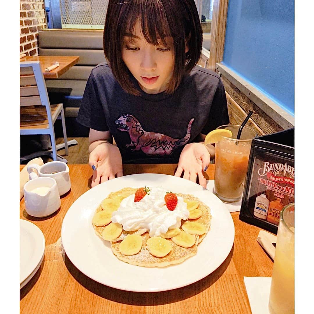 種田梨沙さんのインスタグラム写真 - (種田梨沙Instagram)「グアムの思い出②  ご飯がどれも本当に美味しかった！ 朝食はエッグベネディクトが特にお気に入りです。  ホテルの朝食の付け合わせが ウインナーじゃなくてベーコンだったとき、 枝織ちゃんがめっちゃ険しい顔してて面白かった。笑  最終日に行った実弾射撃体験がいちばん緊張しました🤨  #小学生ぶりの海 #実は12年以上の親交がある2人 #bumblebee」5月17日 13時49分 - tane_da_dayo
