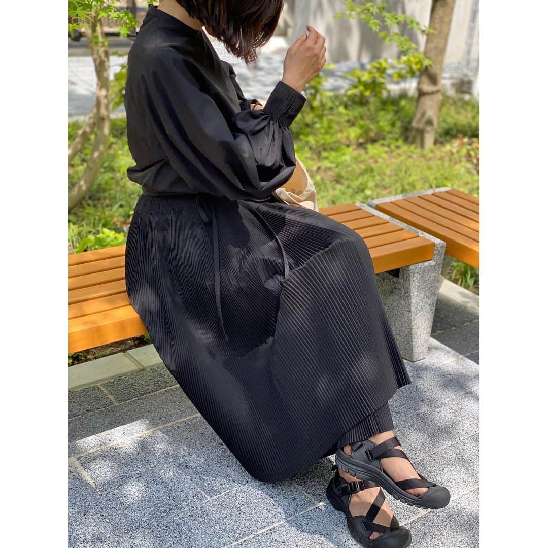 Mameのインスタグラム：「朝早くから日差しがキラキラしていて、季節の歩みを感じられた1日でした🍀 トップス&スカート… #HYKE サンダル…  #KEEN . #Zerraport #DetoxOurPlanet  #キーン」