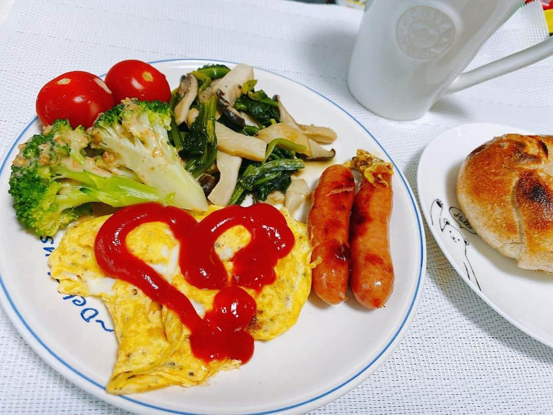 小川麻琴さんのインスタグラム写真 - (小川麻琴Instagram)「待ちに待った「maman bagle」さんのベーグルが届いたぁ🥯 インスタで見ててずっと食べてみたかったので、先着に選ばれてめちゃくちゃ嬉しい😭💕 早速ランチに食べました。 今日は塩バターベーグル🥯 生地はモチモチでムギュムギュで、バターと塩の優しい甘味が最高💕💕💕 #ママンベーグル  #通販 #先着順  #塩バターベーグル  #絶品  #幸せ #自分の機嫌は自分でとる #まことパン  #まことベーグル  #パンスタグラム」5月17日 13時53分 - 1029_makoto