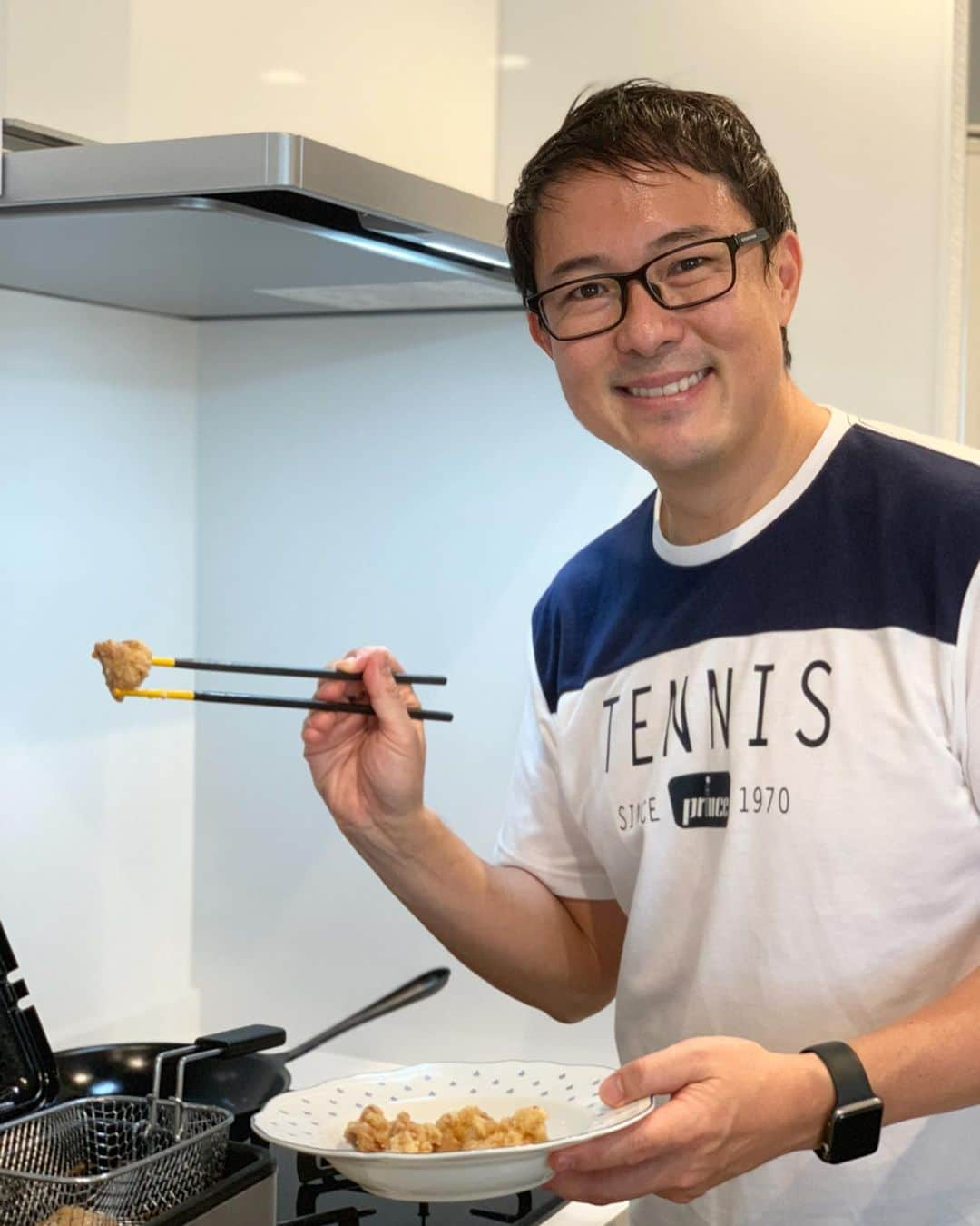 杉山愛さんのインスタグラム写真 - (杉山愛Instagram)「この方👨‍🍳 この自粛期間中に 調理器具購入しまくりで😅 次から次へと美味しいものを作りまくる😅  本当にこんな美味しいもの目の前に出されたら太るしかないじゃーん🤪  フライヤーでフライドポテトとフライドチキン🍗 低温調理器でローストビーフ・ローストポーク・蒸し鶏のネギソース(このネギソースだけ私が作りました💦) パン焼き器で食パン🍞  いやーーーーーっ😳 身体動かさなくてはっ🏃‍♀️🏃‍♀️🏃‍♀️🏃‍♀️🏃‍♀️」5月17日 13時54分 - aisugiyamaofficial