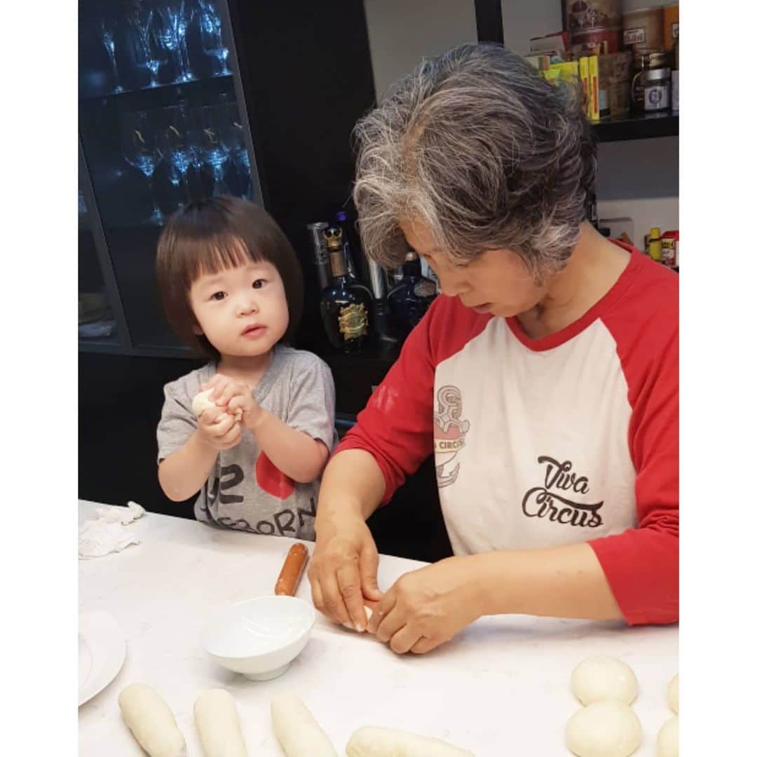 ソ・ユジンさんのインスタグラム写真 - (ソ・ユジンInstagram)「아이들이 좋아하는 #소세지빵 복습하기 ~  할머니랑 세은이도 함께 만들어요 ♡ ㅎㅎㅎ (두번째가 영상 :))」5月17日 13時57分 - yujin_so