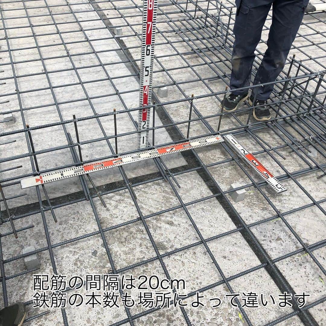 工房信州の家さんのインスタグラム写真 - (工房信州の家Instagram)「上田展示場の芦澤です。 坂城町で工事中の現場へ基礎配筋検査に行ってきました。  建物を支える基礎。コンクリートの中には鉄筋が配置されています。 配筋検査では、①図面の通り配筋の設置・本数が設置されているか ②コンクリートがしっかり流れるように、かぶり厚さ（コンクリートと鉄筋の距離）がとれているのか確認していきます。 今日の検査では全て合格でした！  この後、第三者機関の方にも現場の確認をして頂いてます。 完成したら目に見えなくなってしまう分、しっかり施工してあると安心ですね！^ ^  着工から3週間。だんだんと家の形が見えてきました。 . more photos..@koboshinshu . #工房信州の家 #工房信州 #フォレストコーポレーション #信州の家 #木の家 #自然素材 #自然素材の家 #無垢材 #田舎暮らし #暮らし #住まい #注文住宅 #新築 #一戸建て #マイホーム #自由設計 #工務店 #インテリア #デザイン #施工事例#坂城町#基礎配筋工事#職人の技#性能評価住宅#長期優良住宅」5月17日 14時02分 - koboshinshu