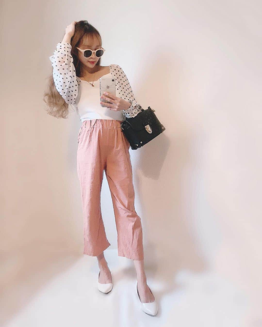 さっぴちゃんのインスタグラム：「... ⑅ 𝐶𝑜𝑜𝑟𝑑𝑖𝑛𝑎𝑡𝑒 ... ... . . TOP画変えてみました🎀 あかりとの良い写真新しく撮りたいなぁ...♡ そもそも家族写真撮りたいなぁ...🥺♡♡♡ . 息子の予定日まであと60日を切りまして 毎日会えるのが楽しみなのと、あっという間に 妊娠期間が終わるのか〜と、寂しい気持ちと 何よりお産が怖すぎて毎日変な夢を見ます🤣 . もう息子の体重も1500gくらいに なってるから重たくて、臨月が恐ろしい😂 . . ………………………………(♡)……………………………… .」