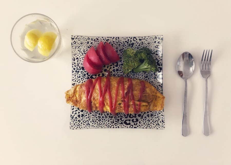 azumiのインスタグラム：「いつかのオムライスシリーズ 🥚🍳 冷凍していたスパイスライスで作っているので、たまにクローブとカルダモンがひょっこり出てきます  #あずみメシ  #オムライス #焦げ目多め #朝ごはん #昼ごはん  #おうち時間  #おうちasobi  #wyolica  #azumi」