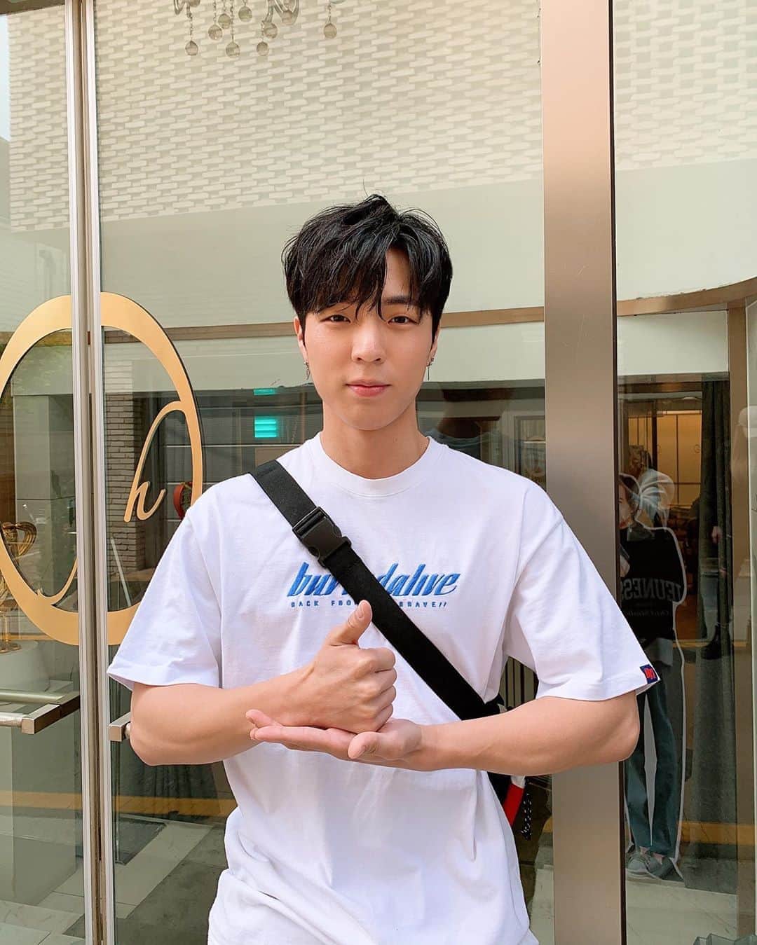 Jun Sung Ahnさんのインスタグラム写真 - (Jun Sung AhnInstagram)「Hi guys it's Jun 👋🏻 I got nominated by @moonjongyeup to participate in the #덕분에챌린지 This is a challenge going on in Korea right now to express our gratitude to the countless healthcare workers working day and night during the COVID-19 Pandemic. I want to send my thanks to all the healthcare workers around the globe that are sacrificing their time and safety to protect all of us during the COVID-19 Pandemic! We appreciate your hard work and dedication ❤️ With that said I want to nominate my buddies @parkseoham @sssorn_chonnasorn and my dongsengs @5.my.st to participate in this good cause! #의료진덕분에 #덕분에캠페인」5月17日 14時21分 - juncurryahn