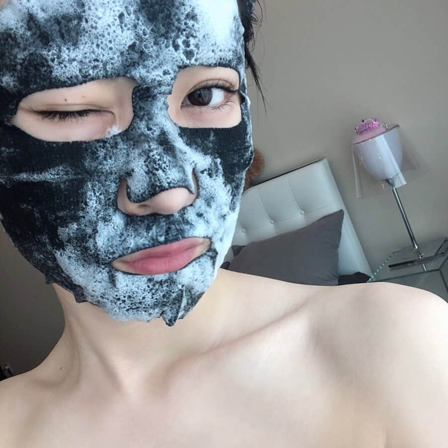 繭さんのインスタグラム写真 - (繭Instagram)「ㅤㅤㅤ ㅤㅤㅤ VOCE LABがセレクトした 極上肌を目指す！美肌シートマスク。﻿ ﻿ㅤㅤㅤㅤㅤㅤ 韓国の美容マスク専門ブランド「MEDIHEAL(メディヒール)」 日本未上陸のマスク3枚がセットになっています。﻿ ㅤㅤㅤ 私MEDIHEALのパックが好きすぎて、 韓国に行くと必ず大量に買って帰ってくるんです。 なので、このコラボはめちゃくちゃ高まりました🥺✨ ﻿ㅤㅤㅤ 左から ㅤㅤㅤ ●バブルトックスセラムマスク﻿ 「角質・整肌・保湿」ㅤㅤㅤ 2枚目でつけているパックです。﻿ ﻿友達からおすすめされて使ってみたくて 今度韓国に行ったら買おうと思っていたので いちばん使うのが楽しみでした💓 ﻿シートを顔につけてしばらくすると泡が出てくる😳 この炭酸がうるおいを与えながら、 毛穴の汚れや古い角質をクレンジングしてくれるらしいです。 ﻿とっても良かったのでまた使いたい！ ﻿ㅤㅤㅤ ●エーゼロショットファーマスク﻿ 「敏感肌」﻿ 3枚目でつけているパックです。 エーゼロショットのシリーズの ニキビパッチを使ったことがあって そちらがすごく良かったのでこのパックも楽しみでした。 7種のハーブエキスが配合されていて、鎮静﻿力に優れているみたいなので、やっぱり肌を落ち着かせたい時に良さそうです🙆🏻‍♀️ ﻿ㅤㅤㅤ ●カプセル100バイオセカンダームマスク﻿ 「キメ・整肌・保湿」﻿ㅤㅤㅤ 韓国のMEDIHEALのお店の方にも強くおすすめされて、 このシリーズは前にも使ったことがありました。 こちらは密着性の高いセルロースゲルシートです。 マスクでたっぷり美容成分をお肌に届けたあとに付属のアンプルをなじませると、本当にぷるぷるのお肌になります😌 ㅤㅤㅤㅤㅤㅤ 3種類お試しできるのはとても嬉しいですね❤︎ こちらから購入することができるので是非💁🏻‍♀️ https://www.plusone.market﻿ ㅤㅤㅤ @vocemagazine﻿ @mediheal_official﻿ ﻿ #voce #vocest #vocelab #mediheal #medihealmask #followme #followmejp #followjp」5月17日 14時24分 - mayumayu1008