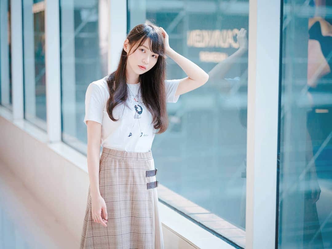 周庭（しゅうてい）のインスタグラム：「- 昨晚出新片了。大家看了嗎？（link in bio）  這次的影片我花了很多時間剪輯，最後還是不太滿意，所以把最花時間的部分cut了（笑）每條片都是有血有汗，希望大家會喜歡吧：D - - （攝影 / @nie_san_ ）」