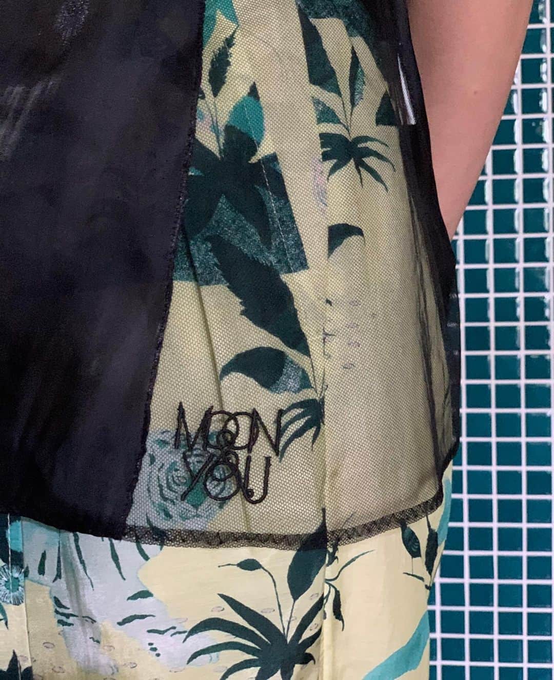 丸山敬太さんのインスタグラム写真 - (丸山敬太Instagram)「﻿ ﻿ ﻿ 華奢なストラップとサイドの透け感がエフォートレスなムードのキャミソール。﻿ ヘルシーな肌見せスタイリングに。﻿ ラスターキャミソールの裾にはグラフィックアーティストmassa氏コラボのLOGO刺繍。﻿ ﻿ ﻿ Art by @massa.aquaflow﻿ "MOON&YOU"﻿ ﻿ 〝 日差しが強く、動きのある昼間を終えて夜、涼しさが訪れた時に、一日が切り替わり月を見てあなたを思う 〟﻿ ﻿ ﻿ ﻿ ボトムはパラダイスプリントのパンツでスマートな着こなしを。﻿ ウエストベルトで調節可能。内側がゴムの仕様になっていてはき心地も良く、キュプラ素材の軽やかなタックのボリュームがスタイルアップさせてくれます。﻿ ﻿ ﻿ ﻿ ✔︎ Lusters camisole blouse﻿ ¥32,000+tax﻿ (off-white/black/yellow/mint)﻿ ﻿ ✔︎ Paradise Print-Thinly pants﻿ ¥64,000+tax﻿ (yellow/blue)﻿ ﻿ ﻿ ﻿ ﻿ ﻿ 今季コレクションでは様々なアーティストとのコラボアイテムを多数取り揃えております。﻿ ぜひ詳細オンラインストアにてご確認下さいませ。﻿ ﻿ ﻿ ーKEITA MARUYAMA WEB STOREー﻿ 🛒https://store-keitamaruyama.com/pc/﻿ ➡︎ @keitamaruyama_official ﻿ ﻿ ﻿ ﻿ ﻿ #keitamaruyama﻿ #stayhome ﻿ #おうち時間﻿ #コレクション﻿ #20SS﻿ #アーティスト﻿ #コラボ﻿ @massa.aquaflow  #ロゴ﻿ @kentaroutanaka  #パラダイスプリント﻿ ﻿ ﻿」5月17日 14時28分 - keitamaruyama_official