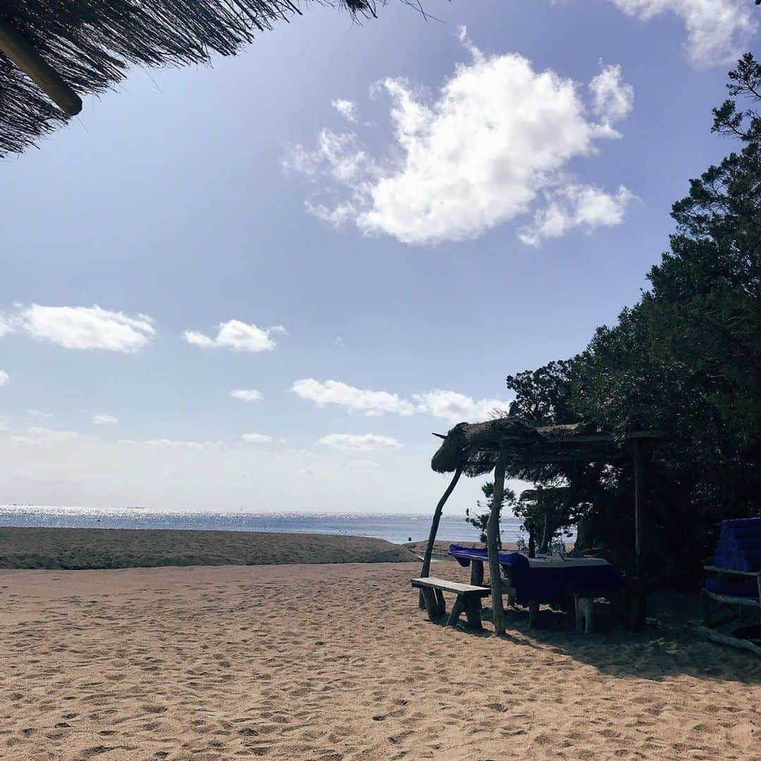 堀未央奈さんのインスタグラム写真 - (堀未央奈Instagram)「🏝 #コルシカ島 #Corsica  の知る人ぞ知る ビーチレストラン🍽  #堀未央奈2nd写真集 #乃木坂46 #堀未央奈」5月17日 14時39分 - horimiona_official