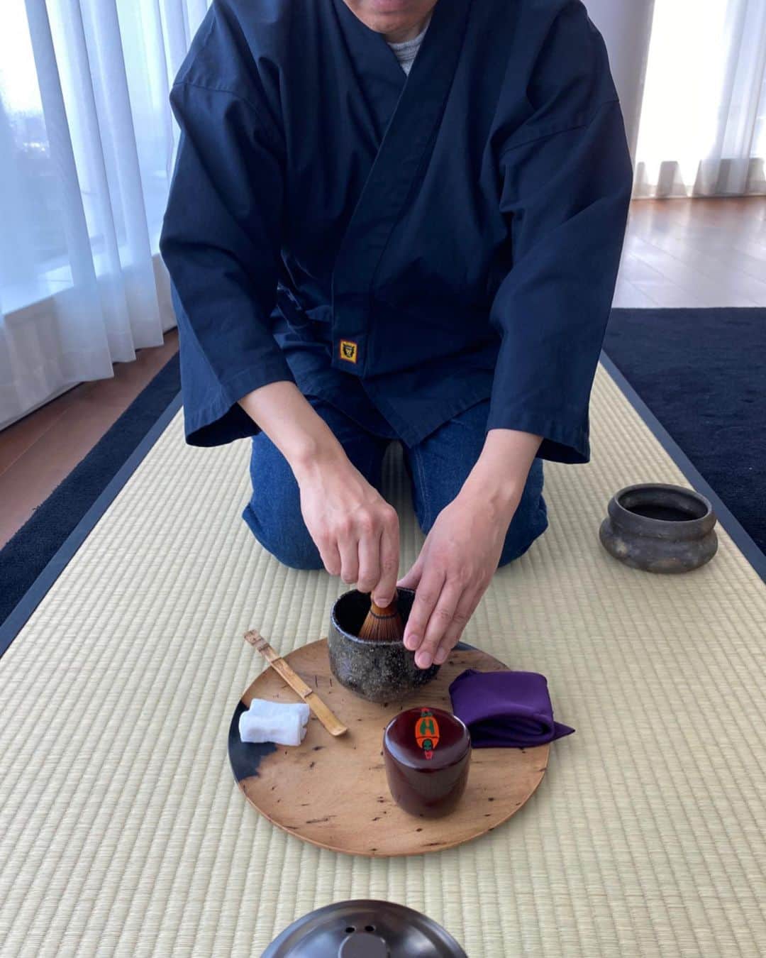 NIGOのインスタグラム：「𝐏𝐫𝐚𝐜𝐭𝐢𝐜𝐢𝐧𝐠 𝐭𝐞𝐚 𝐜𝐞𝐫𝐞𝐦𝐨𝐧𝐲✍🏻 🅂🅃🄰🅈🏠」