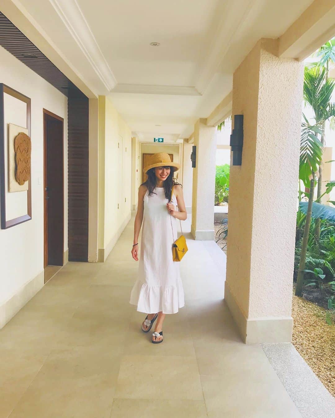 小林夏子のインスタグラム：「いい天気〜 暑い季節になってきた！ 恋しすぎて ワイワイ最高に楽しかった 旅行の想い出。 懐かしいなぁ✈︎ #memory #trip #2019 #resort  #dress #whitecode  #strawhat #smile #happy #chill #love #life #thanks」