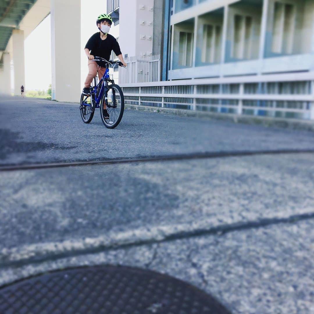 髙橋來さんのインスタグラム写真 - (髙橋來Instagram)「✳︎ 髙橋來です。 今日も暑いですが、 お元気ですか？ ・ ぼくは今日は 自転車に乗りました。 この前自転車をピカピカにしたので、 気持ちよかったですっ！ 河川敷まで行くと 汗だくだくです。 帰りは追い風だったので、 チョット楽でした〜🚴‍♂️ ・ ✳︎ ・ ✳︎ #自転車でお出かけ  #暑かったけど最高  #髙橋來」5月17日 14時39分 - rye.takahashi