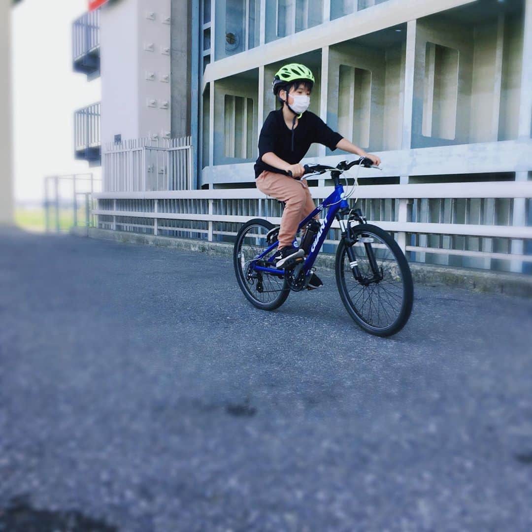 髙橋來さんのインスタグラム写真 - (髙橋來Instagram)「✳︎ 髙橋來です。 今日も暑いですが、 お元気ですか？ ・ ぼくは今日は 自転車に乗りました。 この前自転車をピカピカにしたので、 気持ちよかったですっ！ 河川敷まで行くと 汗だくだくです。 帰りは追い風だったので、 チョット楽でした〜🚴‍♂️ ・ ✳︎ ・ ✳︎ #自転車でお出かけ  #暑かったけど最高  #髙橋來」5月17日 14時39分 - rye.takahashi