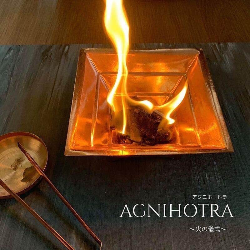 岡清華さんのインスタグラム写真 - (岡清華Instagram)「【 Agni Hotra 】 〜人、動植物、大気、土壌、海…など、地球を癒す浄化のリチュアル〜  note📖を更新しました 2記事名のGheeに関しては、かなり熱が入ったトークになっています。  Veganという食の選択肢をされている方も、是非一度、取り入れることを考えていただきたいです。  それほどGheeや、Agnihotraの素晴らしい効果があると実感しています。  完全に数量限定ですが、販売開始までのお裾分けキャンペーンです。 . .  RePosted @mother___jp ﻿ ﻿ MOTHER GHEEおいしさの秘密。﻿ 〜アグニホートラがもたらす影響〜﻿ ﻿ ﻿ いつもMOTHER GHEEをお使いいただいてる皆様ありがとうございます。毎日途切れなく皆様からの嬉しい声が届きいつも嬉しく見ています。﻿ ﻿ ﻿ ▼届いた声の一部ご紹介・・🕊✨﻿ ・そのまま食べたくなる程美味しくて心温まる﻿ ・悩んでいた便秘が解決されました﻿ ・他のGHEEは臭みがあり苦手だったけどMOTHE GHEEを使い始めてGHEEの概念が変わりました﻿ ・ひとつひとつ手作りのGHEEは口に入れた瞬間、全然違く驚きました！﻿ ・MOTHER GHEEをパンに添えたら感動的な朝でした﻿ ・落ち込んだとき、元気がないときに取り入れるとOJASを高めてくれます　etc...﻿ ﻿ ﻿ ﻿ ﻿ そんなMOTHER GHEEの美味しさの秘密を簡単にご紹介・・﻿ まずMOTHER GHEEの原材料は、NZの大自然の牧草地で育てられたGrass Fed Cawから絞ったミルクで作られたグラスフェッドバターを使用し、丁寧に一つ一つ手作りしています。﻿ ﻿ そして、何より私達にこの上ない滋養を与えてくれる原材料である牛に対する感謝と敬意を示す儀式”アグニホートラ”を日の出と日の入りの際に行なっています。心身のバランスが取れた状態で生成しているからこそ、エネルギーと滋養を皆様に届けられています。﻿ ﻿ これが工場での大量生産とは違うMOTHER GHEEの美味しさの秘密です🤍﻿ ﻿ ﻿ ﻿ ※また、アグニホートラの儀式で出た灰は身体も浄化作用が期待でき、さまざな病の治癒反応が報告されており、水に入れて飲むのがオススメです。﻿ 今ならMOTHER GHEEをお買い求めの方に、数量限定”で、MOTHER GHEEの美味しさの秘密である『アグニホートラ』の灰を希望いただいた方のみ、お試しプレゼントいたします。是非GHEEと共にお試しください！﻿ ﻿ ﻿ ご希望の方はGHEEご注文時にオプションの記載出来る欄をご用意いたしましたので、﻿ ご希望の旨を記載いただければ幸いです。﻿ 数量限定でのご用意の為ご希望に添えない場合もございますことご了承ください。﻿ ﻿ ﻿ ﻿ ﻿ GHEEのご注文はMOTHERInstagramのプロフィールからMOTHER web site→SHOPをご覧ください。﻿ お問合せはDMもしくはinfo@mother-japan.comまで。﻿ ﻿ アグニホートラについて興味がある方、より深く学ばれたい方はMOTHER創設者岡 @okasaya のnoteをご覧ください✔﻿ noteは岡のInstagramプロフィールから飛べます！﻿ ﻿ ﻿ ﻿ #Ayurveda#アーユルヴェーダ#アーユルベーダ#MOTHER#MOTHEGHEE#アグニホートラ #repost4ig」5月17日 14時48分 - okasaya