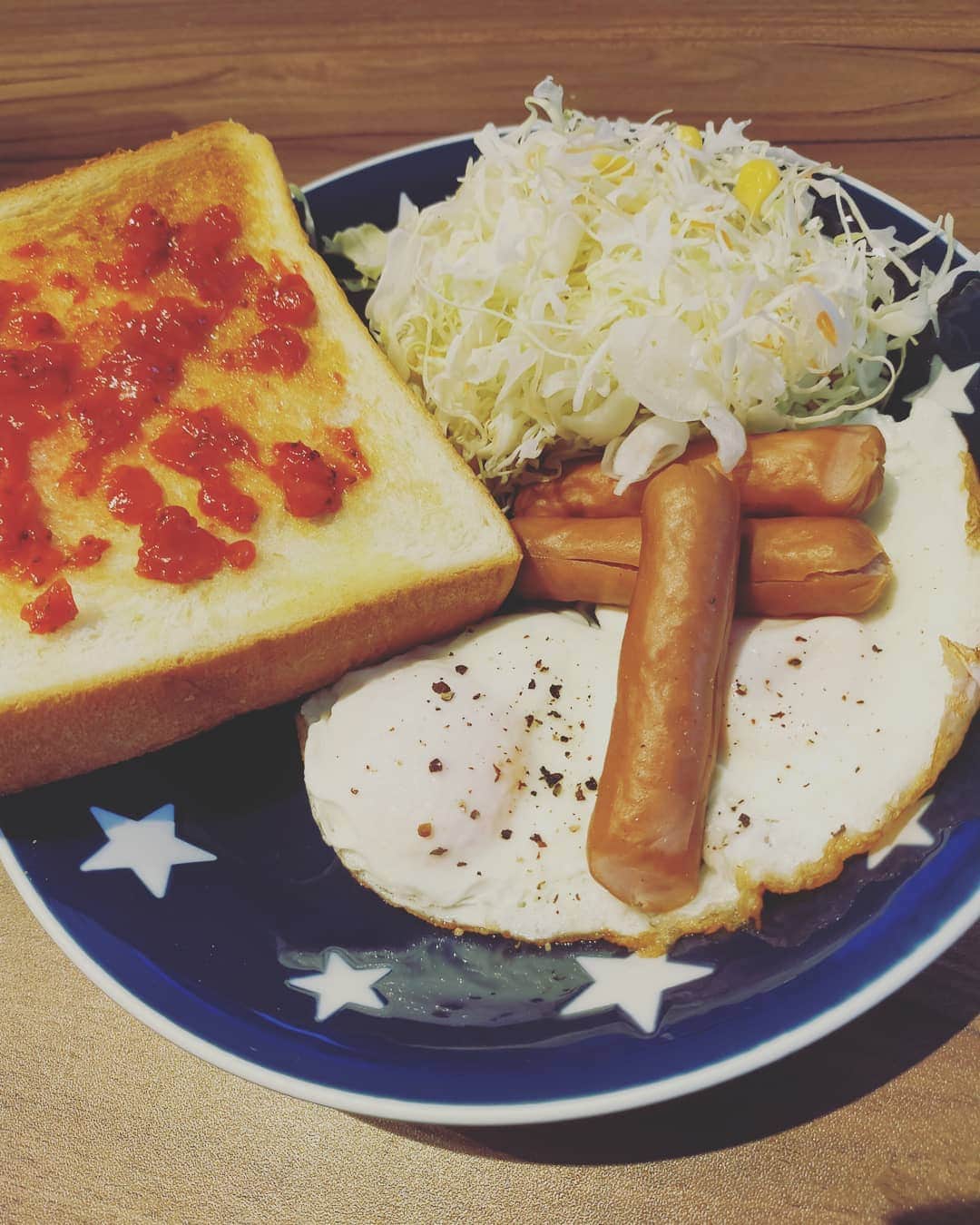 海老澤健次さんのインスタグラム写真 - (海老澤健次Instagram)「今日は朝起きてすぐにイチゴジャムをつくり、朝ご飯。 お皿は、親友の有美ちゃんから前に頂いたプレゼント。星を選ぶセンスさすがです。  写真は、メガネ姿と朝ご飯です  #海老澤健次 #ジャムおじさん」5月17日 14時43分 - ebisawa_kenji