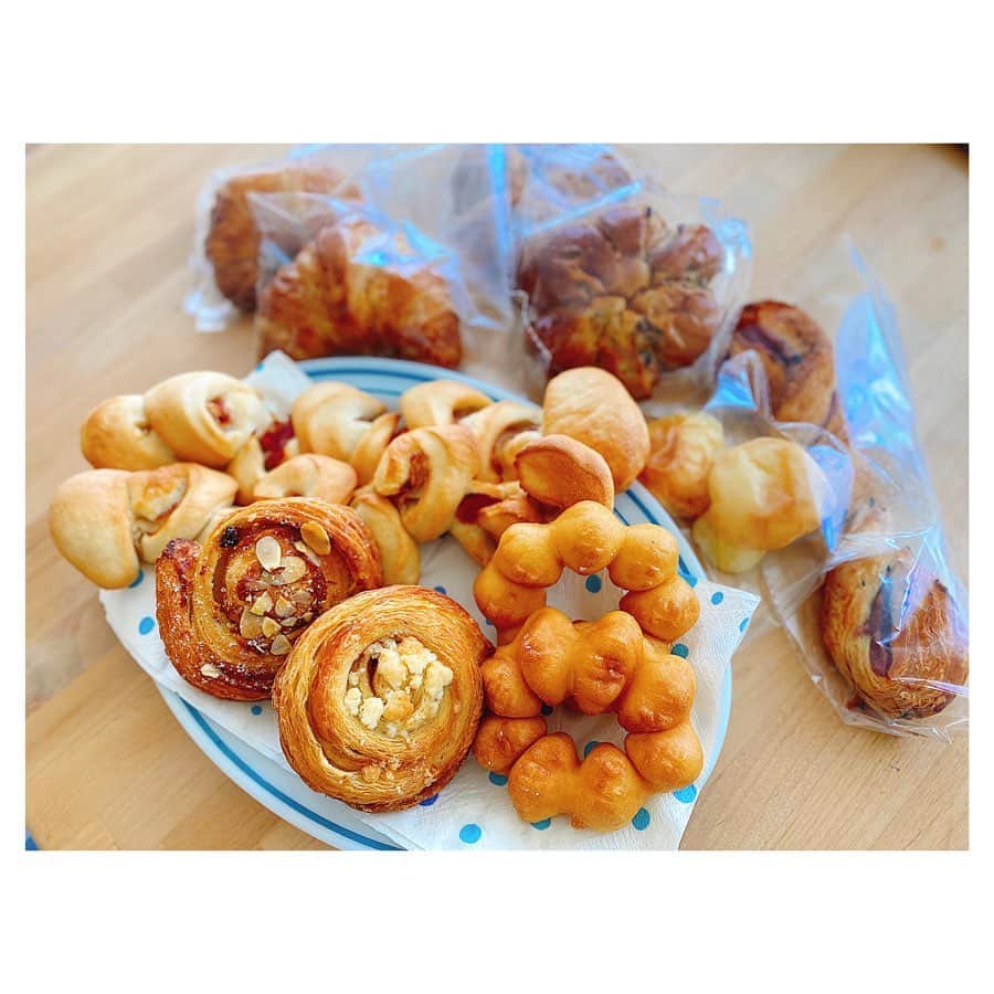 のインスタグラム：「BRUG Bakery @brugbakery $2 for all pastries today and tomorrow🥐 北海道からきたパン屋さん @brugbakery 。同郷だし、お得だからといって買いすぎたよな、うん😅 しかもいくつか食べた後なのに、これ😅 でも美味しかったー😍 . . #hawaii #luckywelivehawaii #hawaiilife #pastry #togo #foodie #lunch #lifeisajourney #instahawaii #weekend #breadlover #supportlocal #stayhome #ハワイ #道産子 #ハワイ生活 #ハワイ暮らし #日々の暮らし #ハワイ好き #ハワイの美味しいもの #ハワイ情報 #ランチ #朝ごパン #パン #パン屋 #パン好き #おやつ #テイクアウト #自宅待機 #頑張れハワイ」