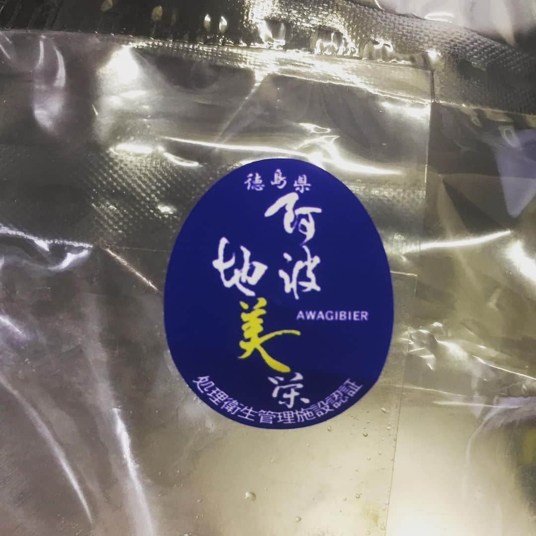 江崎峰史さんのインスタグラム写真 - (江崎峰史Instagram)「観光大使させてもらってます徳島県那賀町はジビエ料理がさかん！ お取り寄せグルメできますよ！ てな訳で僕も鹿肉で初めてヒレカツを作ってみました！  高タンパク低カロリーな鹿肉！しかも簡単に調理できるのでみなさんこの機会にぜひ！  鹿肉フィレ230グラム 小麦粉大さじ2杯 牛乳大さじ2杯 卵1個 パン粉 塩少々 コショウ少々 ガーリックパウダー少々  今回は那賀ジビエの鹿肉のフィレ！一頭から150グラムしか取れない希少部位  塩、胡椒、ガーリックパウダーで下味をしました。→ 先に混ぜといた牛乳、小麦粉、卵のつなぎ（それぞれ大さじ2、卵1個）に鹿肉をくぐらせパン粉をつける→  後はキツネ色になるまで揚げるだけ→  完成！  食べてびっくり柔らかいのなんの。  臭みもないのでよかったらお試しください！  色んな部位がありますのでステーキ、カレー、ロースト、他にもたくさん種類は豊富ですよ！  四季美谷温泉さん提供のジビエは ↓サイトでお取り寄せできます↓ peraichi.com/landing_pages/… #那賀ジビエでおうちごはん #四季美谷温泉 #PR #徳島県 #那賀町地域おこし協力隊 #なかまつり」5月17日 14時58分 - ezakitakafumi