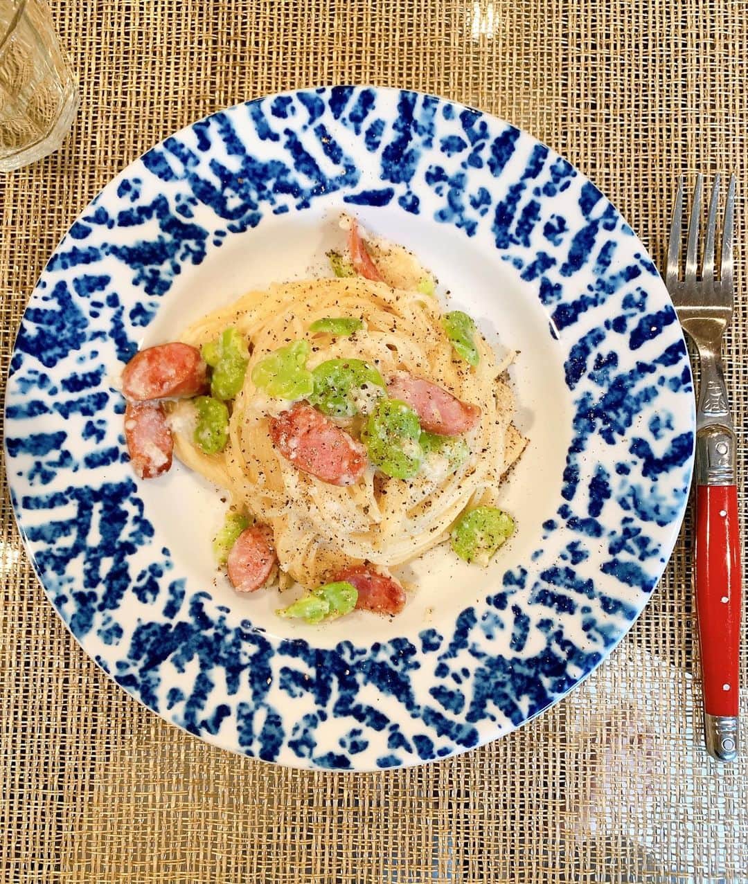 トムセン陽子さんのインスタグラム写真 - (トムセン陽子Instagram)「そらまめをたくさんいただいたので、家にあるもので自己流そらまめ＆ソーセージのクリームパスタ💕 料理はどちらかというとそんなに好きな方ではないけど、「この食材で、さぁ、何が作れるかな？」って色々考えながら、時間に余裕のある中で作る料理は、ほんとに楽しい。 おうち時間で確実に料理の腕、上がってますゼ😎 . . . #1日3食作るの #マジ大変だけどね #世のお母さん方頑張ってるから #アタイもがんばりやす #大変な中でも #美味しいっていう #その言葉を聞けたとき #心から嬉しい #作って良かったって #心から思える #ランチパスタ #パスタ #ランチ #そらまめ」5月17日 14時58分 - yokothomsen