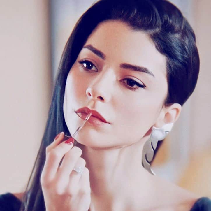 Merve Boluğurのインスタグラム：「Bakıyorumdur..ayna ayna!」