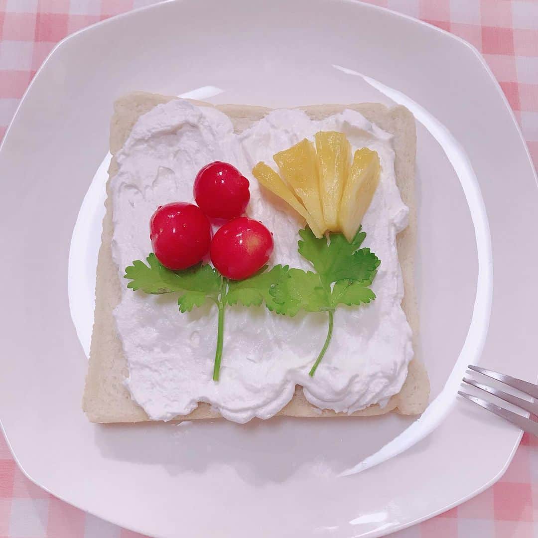 なかやまちえこのインスタグラム：「最近流行ってるやつ🍒⠀ #フルーツパン #フルーツトースト #パン #fruitbread #bread #breadstagram」