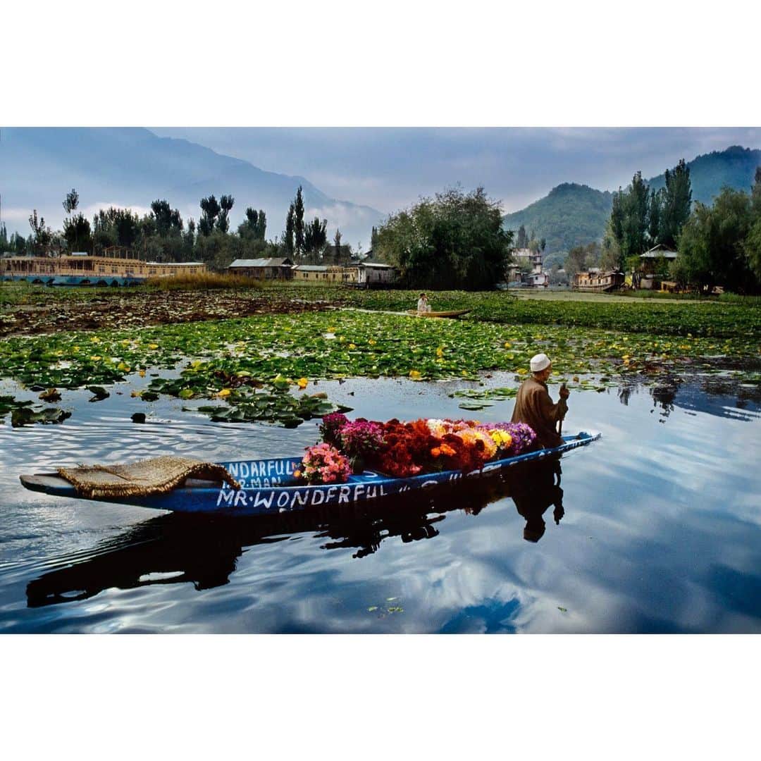 スティーブ・マカリーさんのインスタグラム写真 - (スティーブ・マカリーInstagram)「Flower vendor in his shikara (canoe), Mr. Wonderful. #Srinagar, #Kashmir, 1998.  #SteveMcCurry」5月18日 2時00分 - stevemccurryofficial