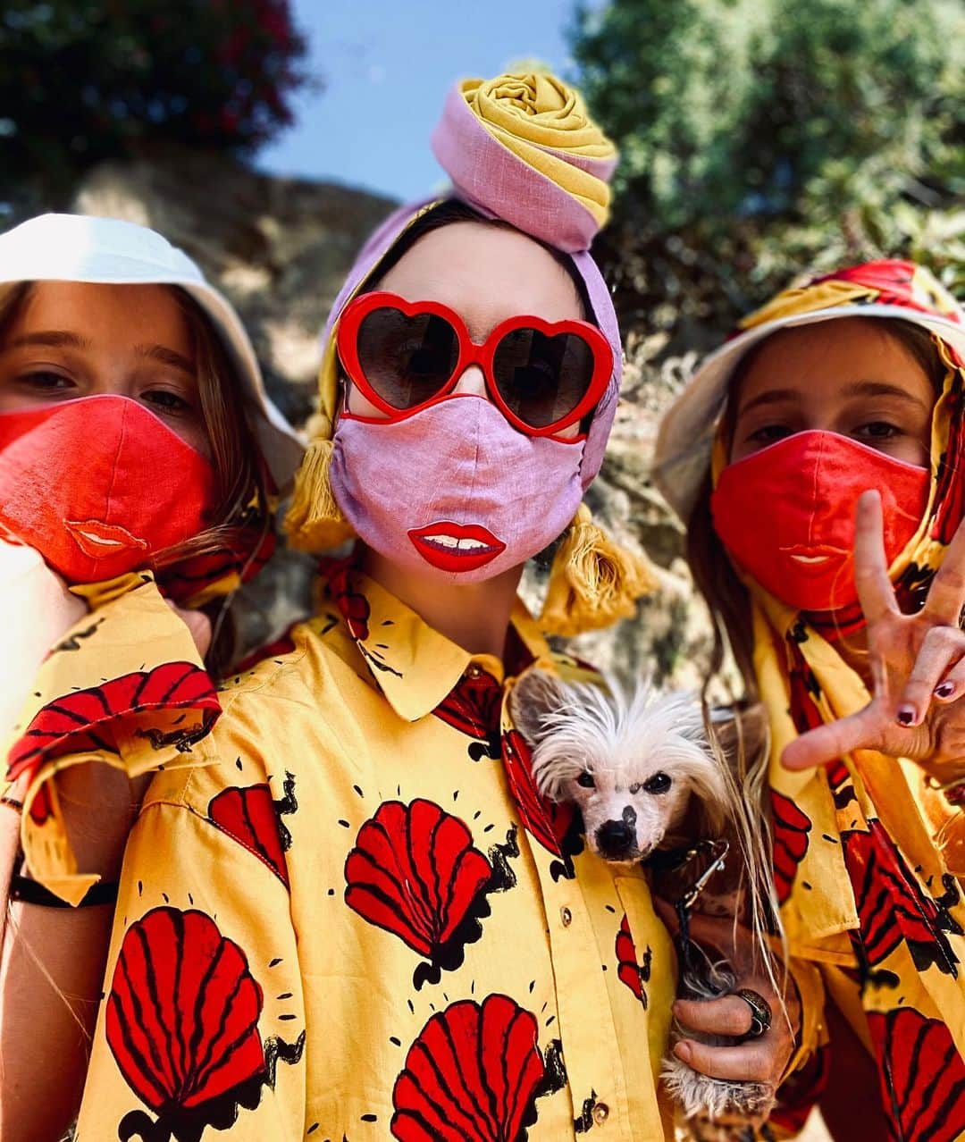 B. Akerlundさんのインスタグラム写真 - (B. AkerlundInstagram)「Me & my girls 👯🐶...... #safetyfirst  L👀k @mini_rodini 😷 & turban @juliaclancey #akerlundtwins #bootzysmallz #minirodini」5月18日 0時28分 - bcompleted