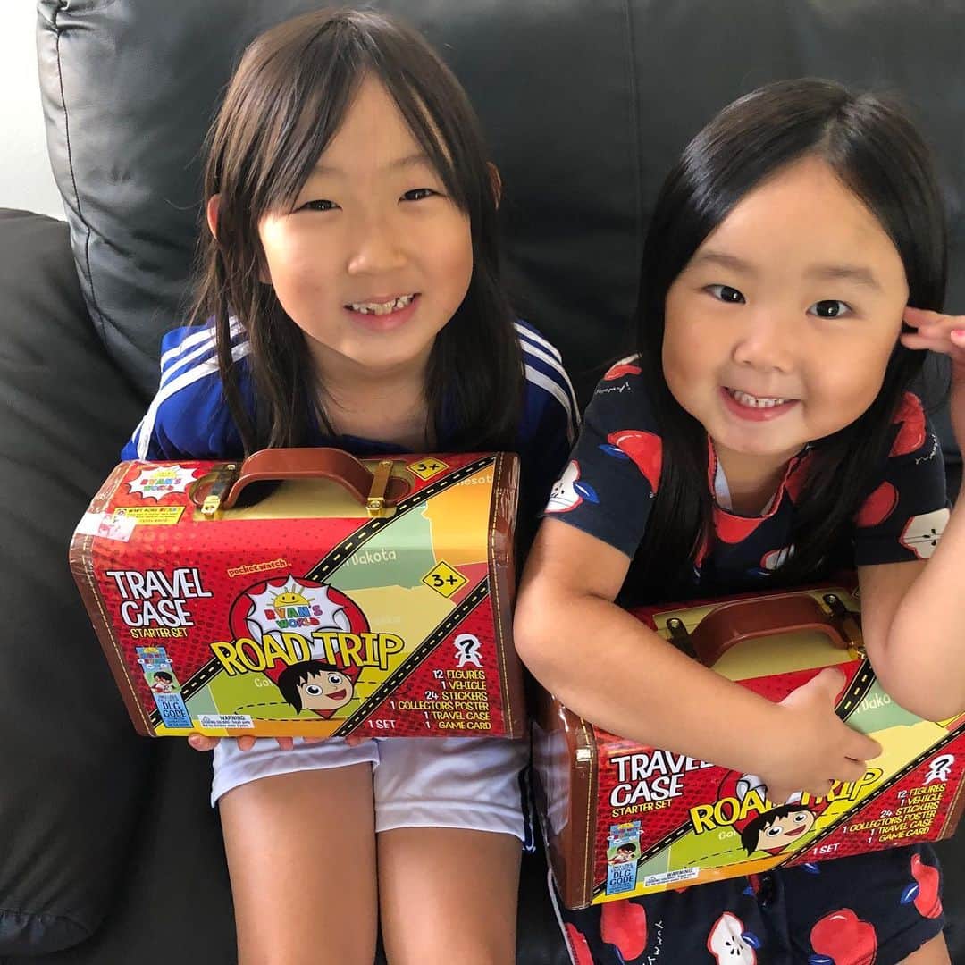 フロリダさえさなのインスタグラム：「Sae and Sana got special gifts from Ryan’s family! His daddy sent some new toys to us! Ryanくんのパパさんから、おもちゃが届いた🥰❤️❤️❤️ アメリカで（いや世界中で）知らない子はほぼいないんじゃないかなっていうくらい有名なキッズYouTubeチャンネルのRyan’s World（旧 Ryan ToysReview）。 Ryanくんのパパ・シオンさんからなんとご連絡をいただきまして、最近やりとりさせてもらっていたのですが、「新しい商品が出来たので良かったら送りますよ〜♫」と言ってくださって、なんと我が家に届きました😳‼️ 本当に凄過ぎて驚く‼️ Ryanくんがどれだけ凄いかと言うと… ①我が家がDisney Worldのトイストーリーランドのオープン初日に朝から並びに行って5時間待ちの列を見て途中で諦めて帰ったとき、Ryanくんは事前にDisneyから招待されてトイストーリーランドでバズとウッディーと一緒に貸し切りで動画撮影してて当日には動画アップされていた。 ②そもそも海外系キッズYouTuberの神的存在 ③再生回数世界一位常連 ④普通にRyan君のオモチャはWalmartやTargetに並んでる ⑤Tシャツとかシリアルとかにもなっている という雲の上の存在なんです。 実は、Ryan’s Worldと、フロリダさえさなは、チャンネル開設日が３日違いなのです。 こんなにも差が開いておりますが、お子様の年齢も近い、日本からアメリカへの移住組といった共通点が多く、勝手に親近感を抱いておるわけです。 不思議なもので、YouTubeの動画を必死にアップしていたときは、会いたくても会えない存在だったのに、更新頻度の落ちたいまになって突然メッセージをいただいてしまうという… 人生とは実に不思議です。 シオンさんから「コロナが落ち着いたら遊びに来てくださいね」なんてお言葉まで。 これは夢でしょ！コロナよ、早く収まれ！ 送っていただいたオモチャは、Ryanくんがアメリカをロードトリップするというコンセプトで、50州それぞれにちなんだ衣装のフィギュアが入ってます。フロリダはワニでした🐊 お勉強もできるし可愛いしめっちゃ気に入ってます✨ すごくたくさん送ってくれたのに、まだ50州全部は揃わなかったから、自力で買い足してコンプリートします！ そして、コロナが終息したら、かならず会いにいきます〜！！」
