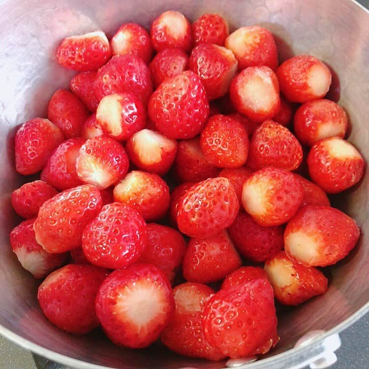 のインスタグラム：「﻿ ﻿ #いちごとブルーベリージャム 作り🍓﻿ ﻿ 最近ハマっている😍﻿ ﻿ ﻿ ﻿ ﻿ 冷凍庫に入れたままだった﻿ ﻿ #ブルーベリー を入れて﻿ ﻿(冷凍の方が栄養価が高いとか！) 国産のレモン汁🍋と﻿ きび砂糖を少々入れて👍﻿ ﻿ ﻿ ﻿ ﻿ ﻿ ﻿ ﻿ #食物繊維﻿ #ペクチン﻿ #ポリフェノール﻿ #アントシアニン﻿ ﻿ #抗酸化作用﻿ ﻿ ﻿ ﻿ ﻿ ﻿ ﻿ ﻿ #おうち時間 が増えて﻿ 手作りが多くなった✨﻿ さらに肌の調子がとても良き♡﻿ ﻿ ﻿ ﻿ ﻿最後の写真笑！ 映えない📷笑 ﻿ #手作り﻿ #手作りジャム﻿ ﻿ ﻿ ﻿」