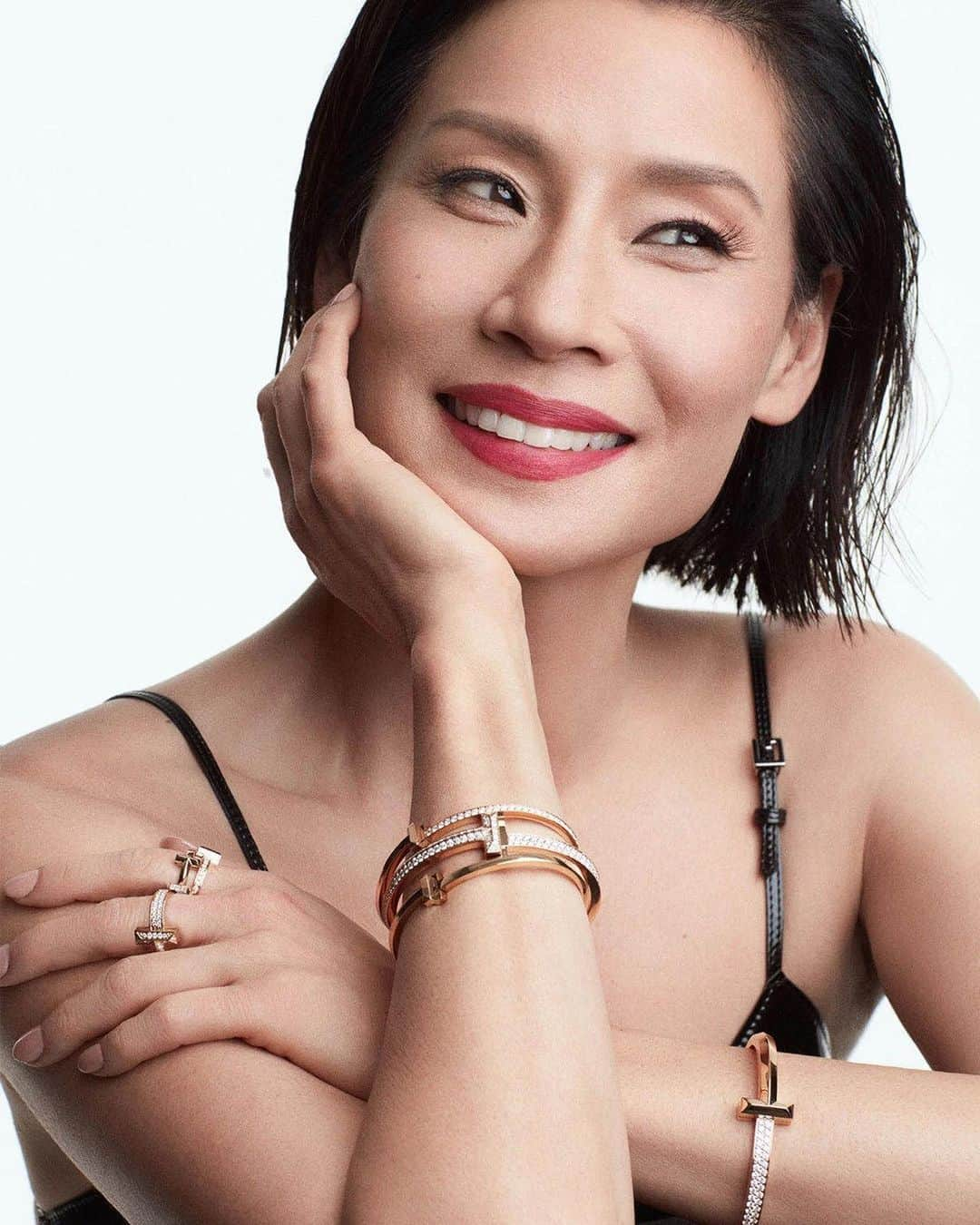 ティファニーさんのインスタグラム写真 - (ティファニーInstagram)「Tiffany T1 in the Press ——— Icon status. @lucyliu wears our new Tiffany T1 collection in @marieclaire.china magazine. Tap to shop the new collection and discover more via the link in bio. #TiffanyT1 #TiffanyT」5月18日 1時00分 - tiffanyandco