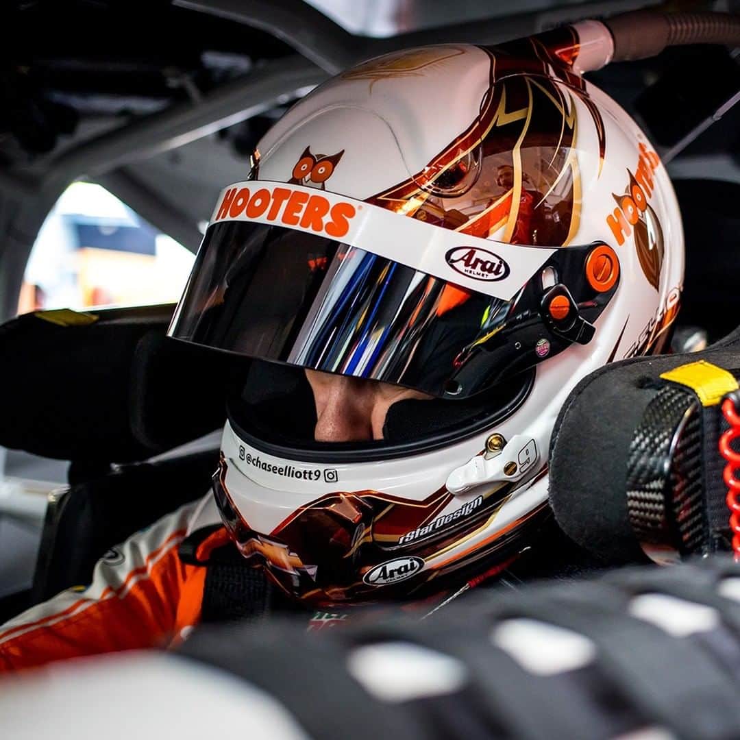 Hootersさんのインスタグラム写真 - (HootersInstagram)「Race day is FINALLY here! 🏁It’s time to get back to what we love. Let’s cheer on @chaseelliott9 today at @darlingtonraceway with some hot wings and ice cold beer. Order online or on our app for pickup or delivery and use code GET10 for $10 off $30+ or use code GET15 for $15 off $50+. Is your nearest Hooters open for dine-in? Come on in and enjoy our Race Day Special! #di9 #Southern500 *Valid at participating locations only. Cannot be combined with other offers.」5月18日 1時01分 - hooters