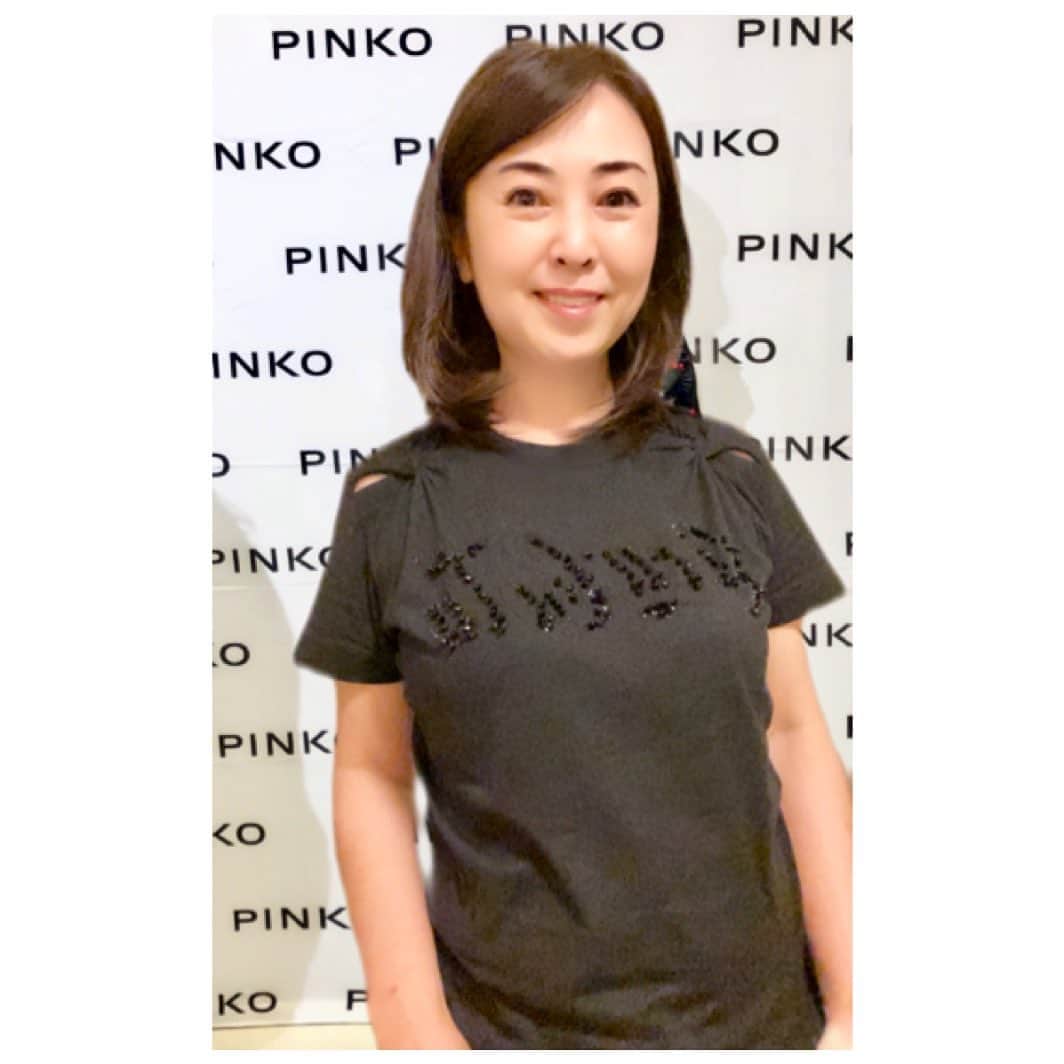 牛窪万里子さんのインスタグラム写真 - (牛窪万里子Instagram)「昨夜のインスタLiveでの衣装はPINKO のTシャツでした。  ストーリーのバーチャル背景エフェクトを使って、以前ファッションショーに伺ったときに撮影した背景画像で自宅撮影。  #インスタLive #衣装 #pinko #Tシャツ #自宅撮影 #ストーリー #エフェクト #ファッション #コーディネート @pinkoofficial」5月18日 0時58分 - mariko_ushikubo