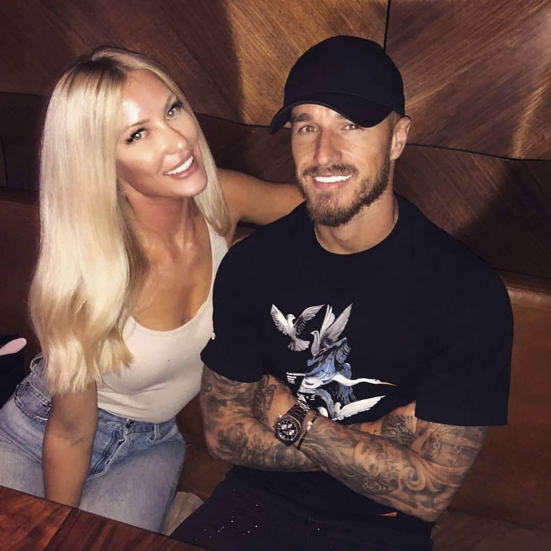 ジョー・ベネットのインスタグラム：「Happy 30th Birthday to an amazing Mother & Fiancée ❤👑 We love you ❤」