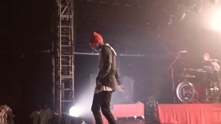 トゥエンティ・ワン・パイロッツのインスタグラム：「five years ago today we released the album blurryface. these songs and those shows we played will always be very special and memorable to us.」