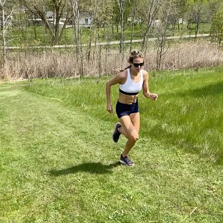 メリッサ・ビショップのインスタグラム：「Is she telling me to stop? ✋🏼 ⠀⠀⠀⠀⠀⠀⠀⠀⠀⠀⠀⠀ Back to a prep phase means back to the hills these last few weeks. I don’t care how fit you are, these suckers kick your ass ALL.THE.TIME. ⠀⠀⠀⠀⠀⠀⠀⠀⠀⠀⠀⠀ Have a workout that feels this way? Comment below! ⠀⠀⠀⠀⠀⠀⠀⠀⠀⠀⠀⠀ #hillsforbreakfast #weekendvibes #yabish #summeriscoming」