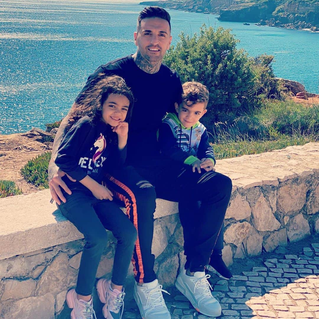 ミゲル・ロペスのインスタグラム：「Meus filhos são o meu mundo, meu tudo e por  vocês bate um amor maior que a vida no meu coração! Caminharei sempre ao vosso lado! Amo-vos ❤️#tardesoparanos #amoreterno #amorquenuncaacaba」