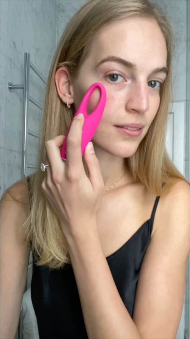ヴァネッサ・アクセンテのインスタグラム：「Using @essano_beauty collagen boost eye cream // @foreo_hu Iris // @thejojobaco ultimate youth potion // @essano_beauty rosehip oil // @lanolips tinted lip balm」