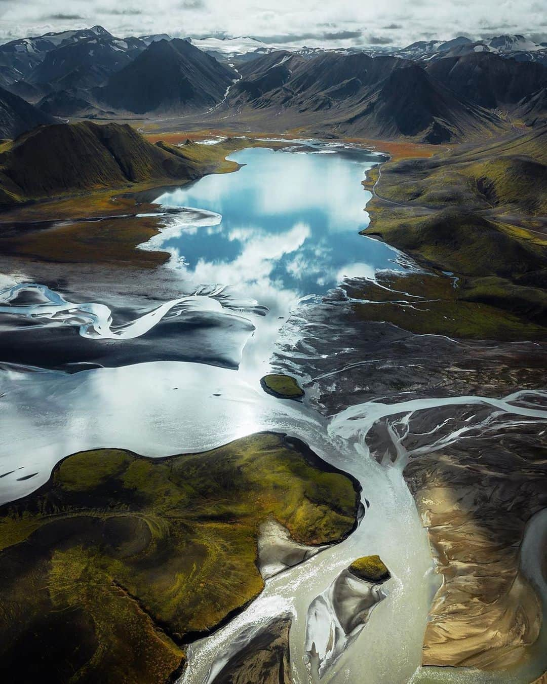 Instagramさんのインスタグラム写真 - (InstagramInstagram)「#HelloFrom the edge of volcanic lava fields in Landmannalaugar, Iceland. We’re dreaming of this view with Kýlingavatn Lake reflecting the clouds above and the Torfajokull glacier looming in the distance.⁣ 🌬🗻⁣ ⁣ Photo by @jasoncharleshill」5月18日 1時19分 - instagram