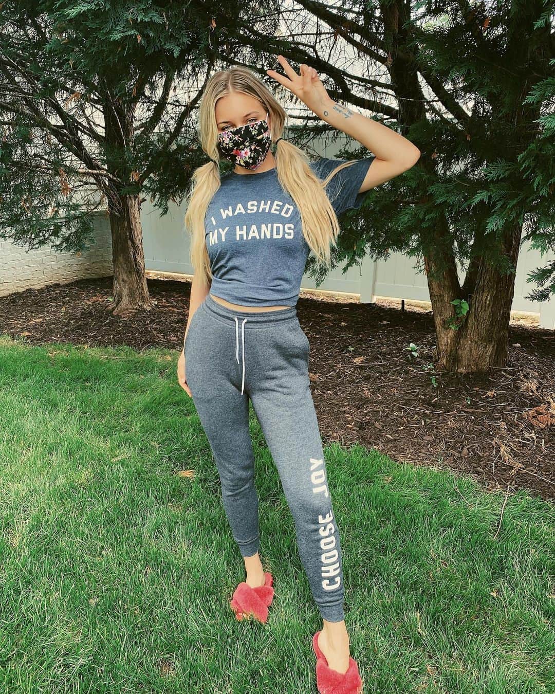 Kelsea Balleriniのインスタグラム：「heyyyyy. just a reminder that as exciting as it is that things are starting to reopen, it’s still so so important that we are mindful of doing our part to keep ourselves and others safe. If you’re venturing out, be smart. love you. *air hug*」