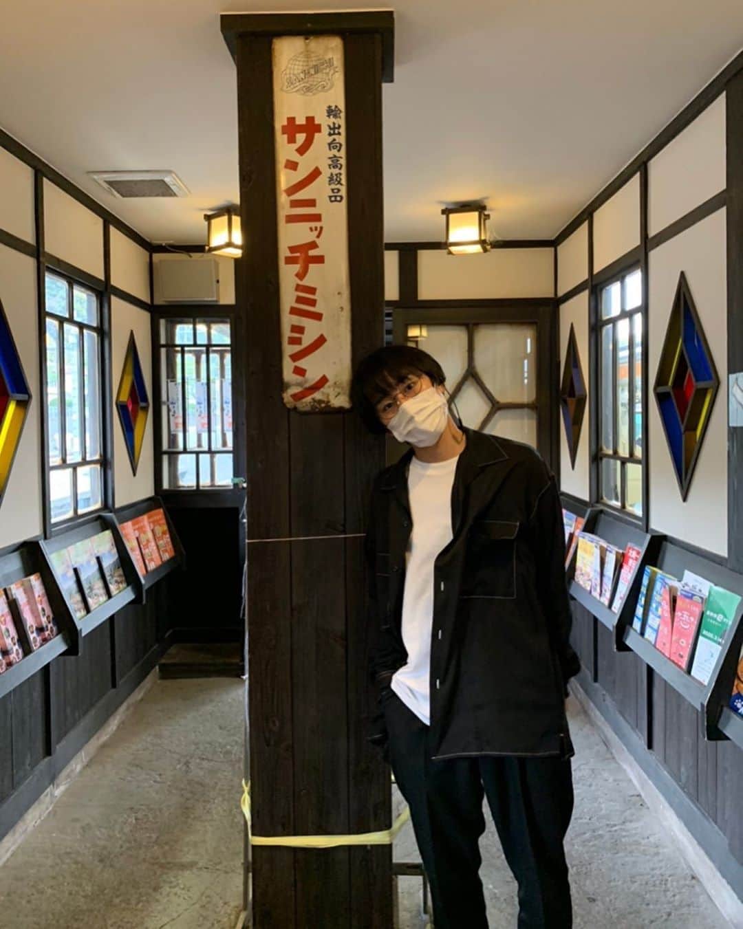 竹原聖一郎のインスタグラム：「黒だった頃の。奥多摩らへんの駅がレトロで可愛かった👽 #ブラックコーデ #丸メガネ #レトロ #駅 #like4likes #l4l #もう少しで黒に戻ります」