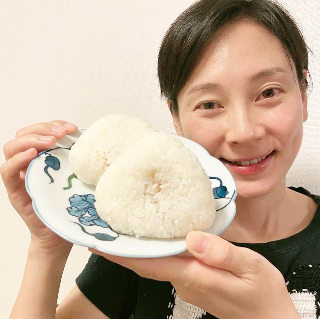フジテレビアナウンサーのインスタグラム：「島田彩夏です！  アナウンス室、同じ愛知県出身の森本さん、バトンありがとう～⤴️ ※森本さんは尾張、私は三河だけどね(^.^) ・ 森本、なかなか会えないけど、また赤提灯で呑みたいねぇ。  さて私ですが、4歳と5歳の年子男児たちと「おうちゴハン」の毎日ですよ。  最近、段々味の注文が多くなってきた男子たち。 「つべこべ言わず食べなさーい！」と攻防の日々です笑  そんななか、自分も子供のころ母に色々と作ってもらっていたなぁと、この歳になって改めて感謝が深くなってきました。  そこで、小島奈津子さん（@kojimanatsuko_official）から #祈るおむすびバトン　がまわってきました。 新型コロナウィルスの早期収束を祈り、握ります！  巨大です。高校時代、毎日このくらいのおにぎりを作ってもらっていました。明太子たっぷり。 母がひとりで育ててくれたので、忙しい母の手間を少しでもはぶけたらと、3年間毎日同じメニューでした。  #祈るおにぎりバトン はフジテレビの大先輩で、報道キャスターとして大尊敬する長野智子さん（@naganotomoko）にお願いします！  #フジアナむすび 次にお願いしたいのは伊藤センパイ！ この１ヶ月まったくお会いしませんが、テレビ観てます！痩せましたか？！ ・  #島田彩夏 #フジテレビアナウンサー」