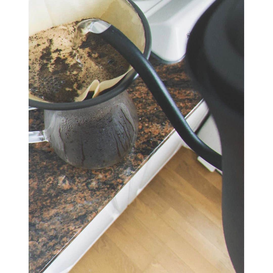 猪鼻ちひろさんのインスタグラム写真 - (猪鼻ちひろInstagram)「こんな時間におやつ☕️ 一歩も外に出ない日2days🙄 コーヒー色ネイルと、淹れたてのコーヒー(にたっぷりの豆乳)と、手作りバナナとくるみのパウンドケーキ。 コーヒーもパウンドケーキもなくなっちゃう。 動いてないのにお腹はペコペコに空く。 う〜〜〜美味しかったなぁ♡ #ちひろのおうち #猪鼻ネイル #暇すぎて全部タグ付け #コーヒーなくなる #手作りおやつ #バナナパウンドケーキ #最後の一切れ 🥺」5月17日 17時10分 - inohanachihiro